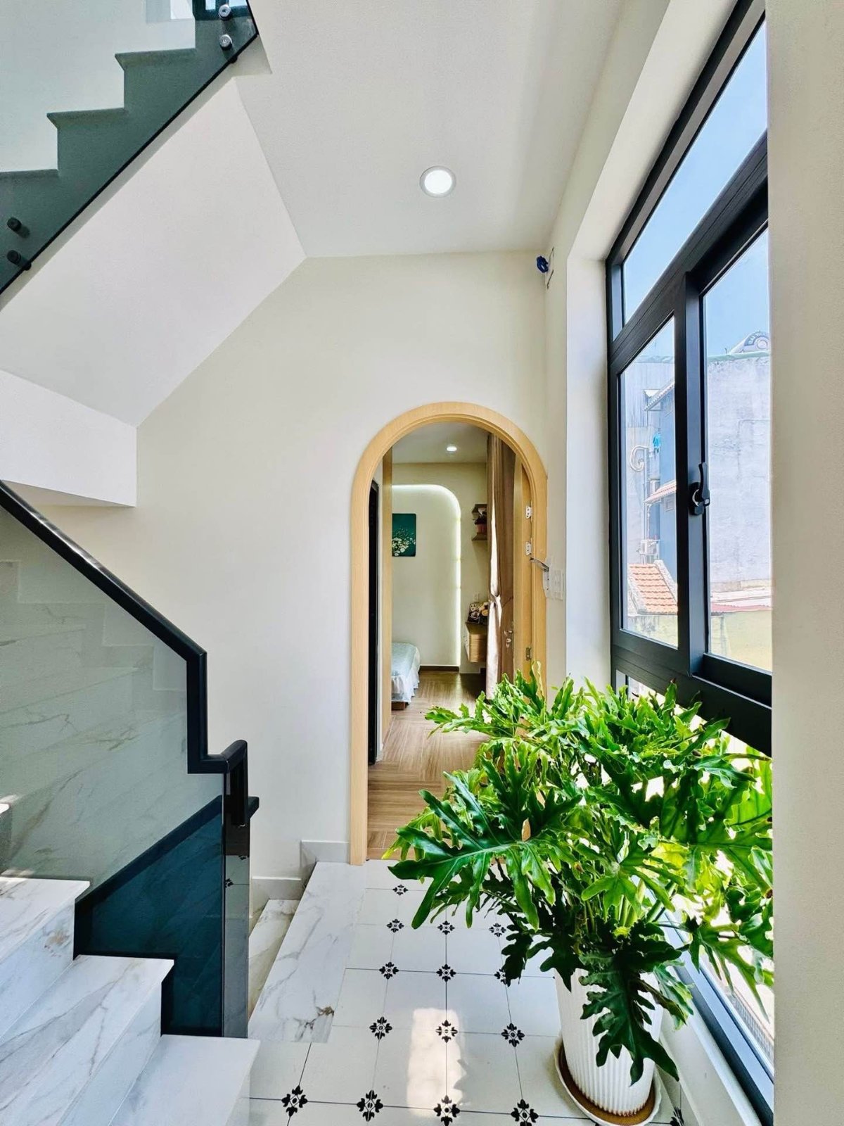 Nhà 4 tầng full nội thất — Cách sân bay tân sơn nhất 10 phút