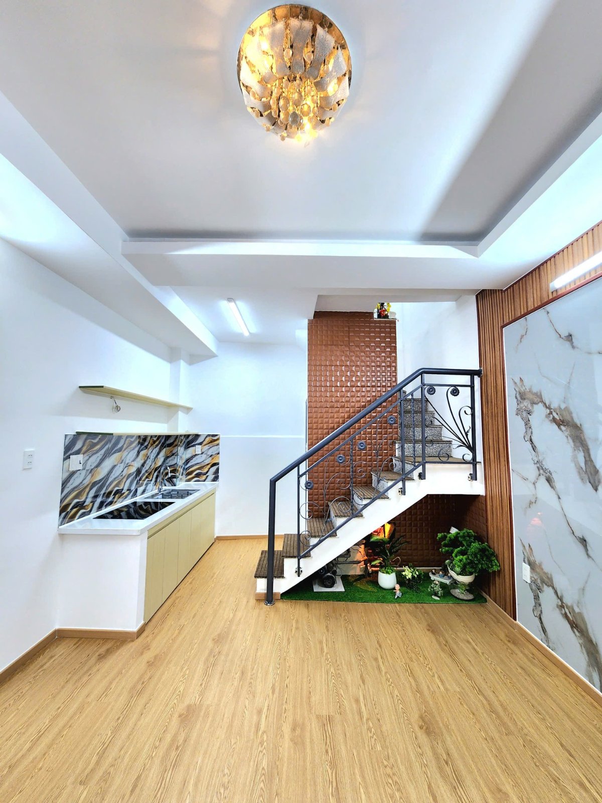 Nhà 1 trệt 1 lầu