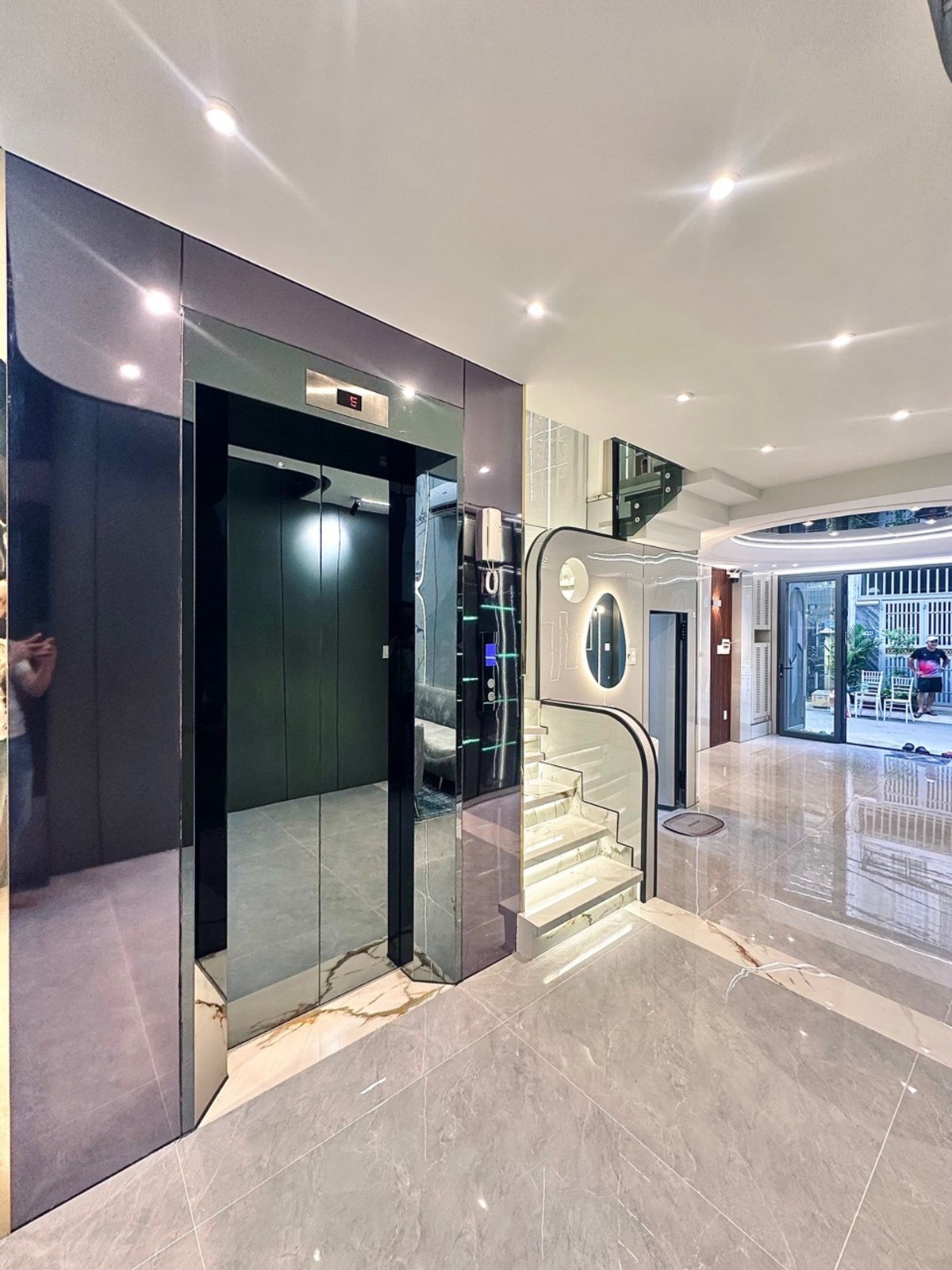 Newly built 6-story house, fully furnished