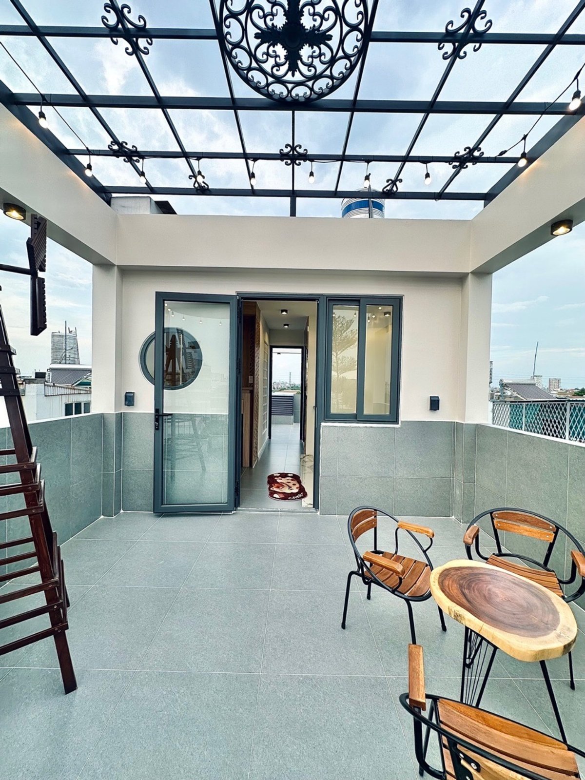 Newly built 6-story house, fully furnished