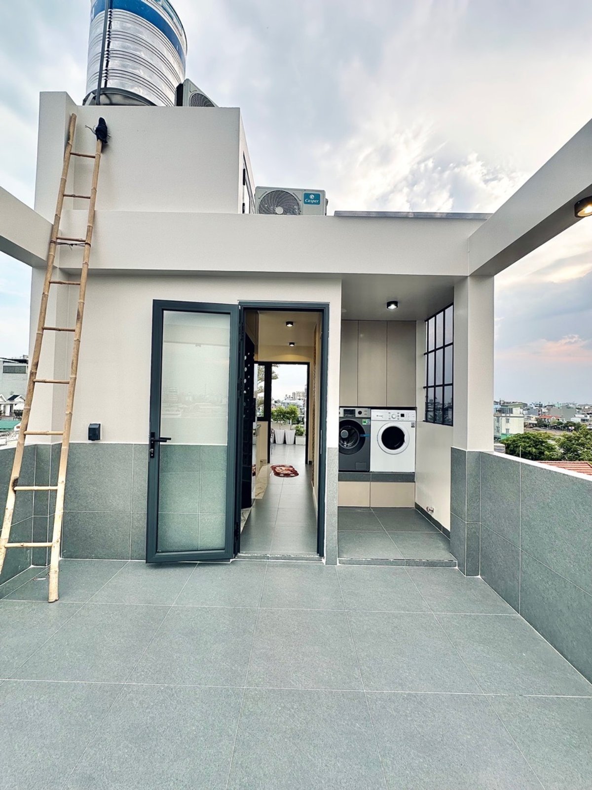 Newly built 6-story house, fully furnished