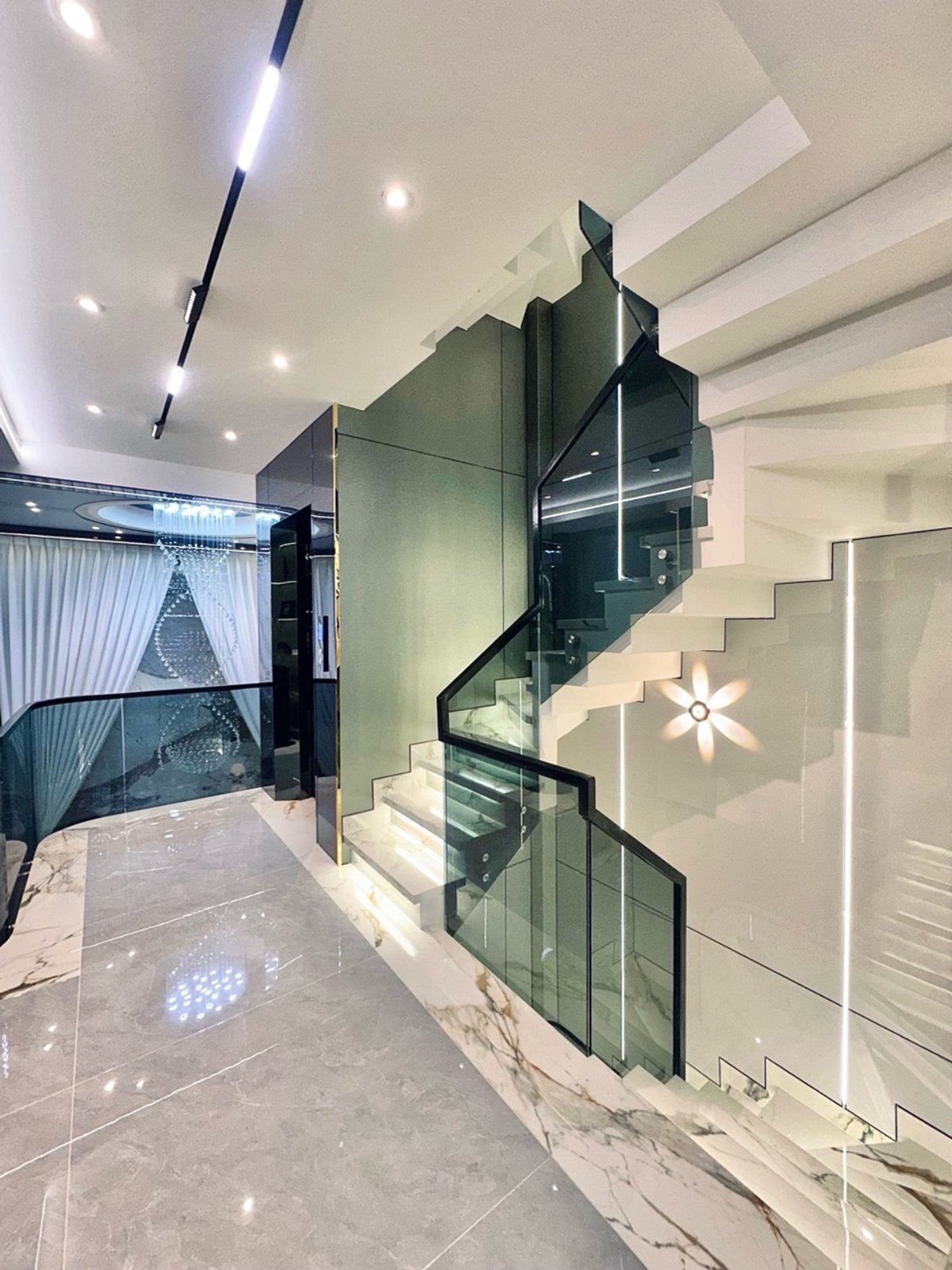Newly built 6-story house, fully furnished