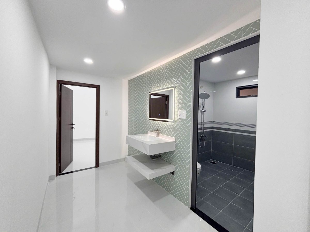 Nhà 2 tầng hẻm oto