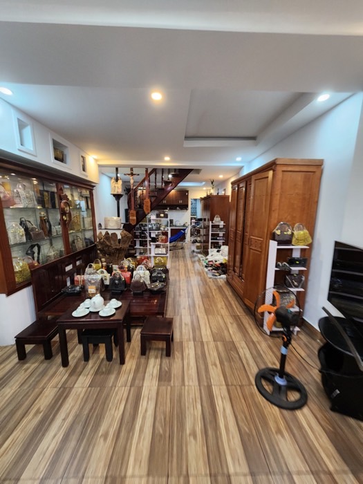  Nhà 1 tầngMặt tiền kính doanh