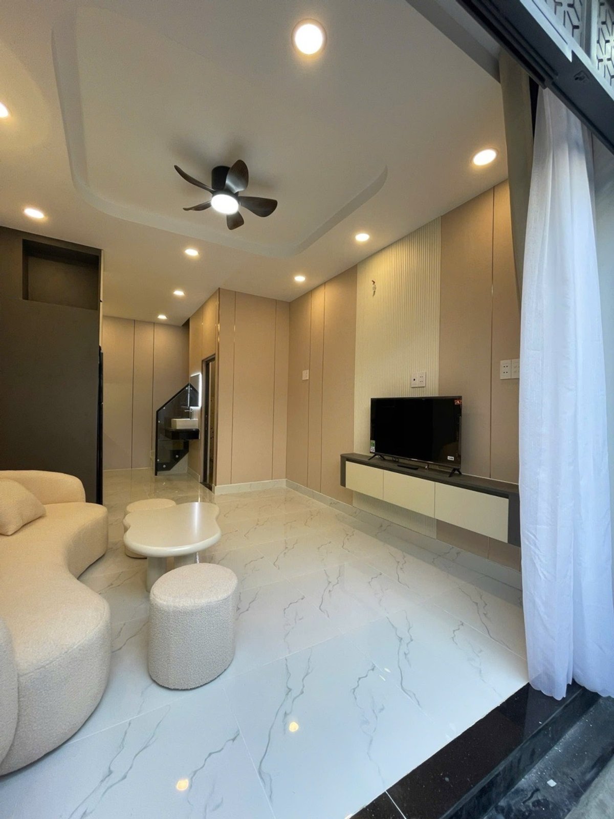 Nhà 2 tầng mới full nội thất — Trương thị hoa .hiệp thành city.nguyễn ảnh thủ