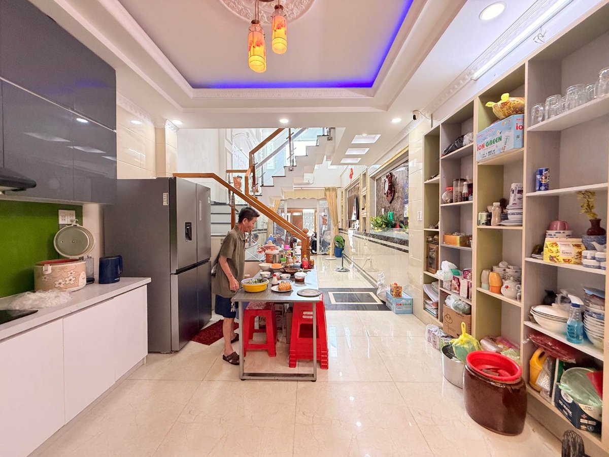 Nhà hẻm container cách đường lớn 30m