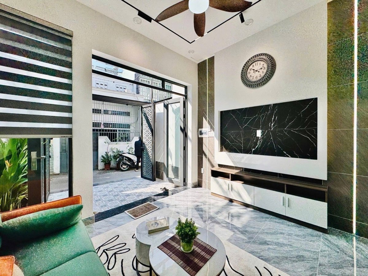 A stunning 3-story home, fully furnished