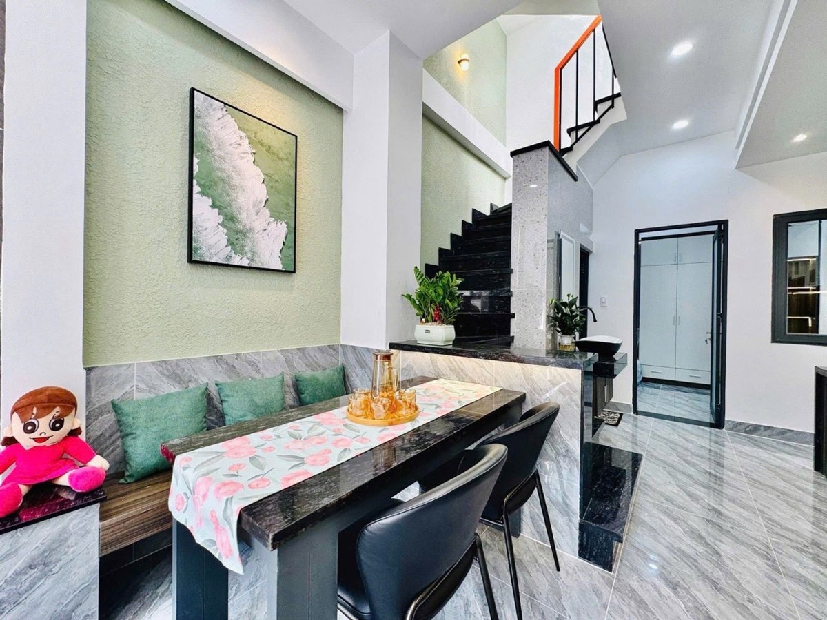A stunning 3-story home, fully furnished