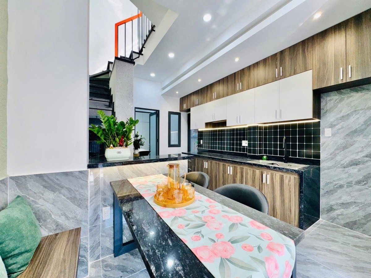 A stunning 3-story home, fully furnished