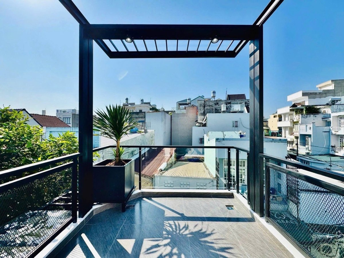 A stunning 3-story home, fully furnished