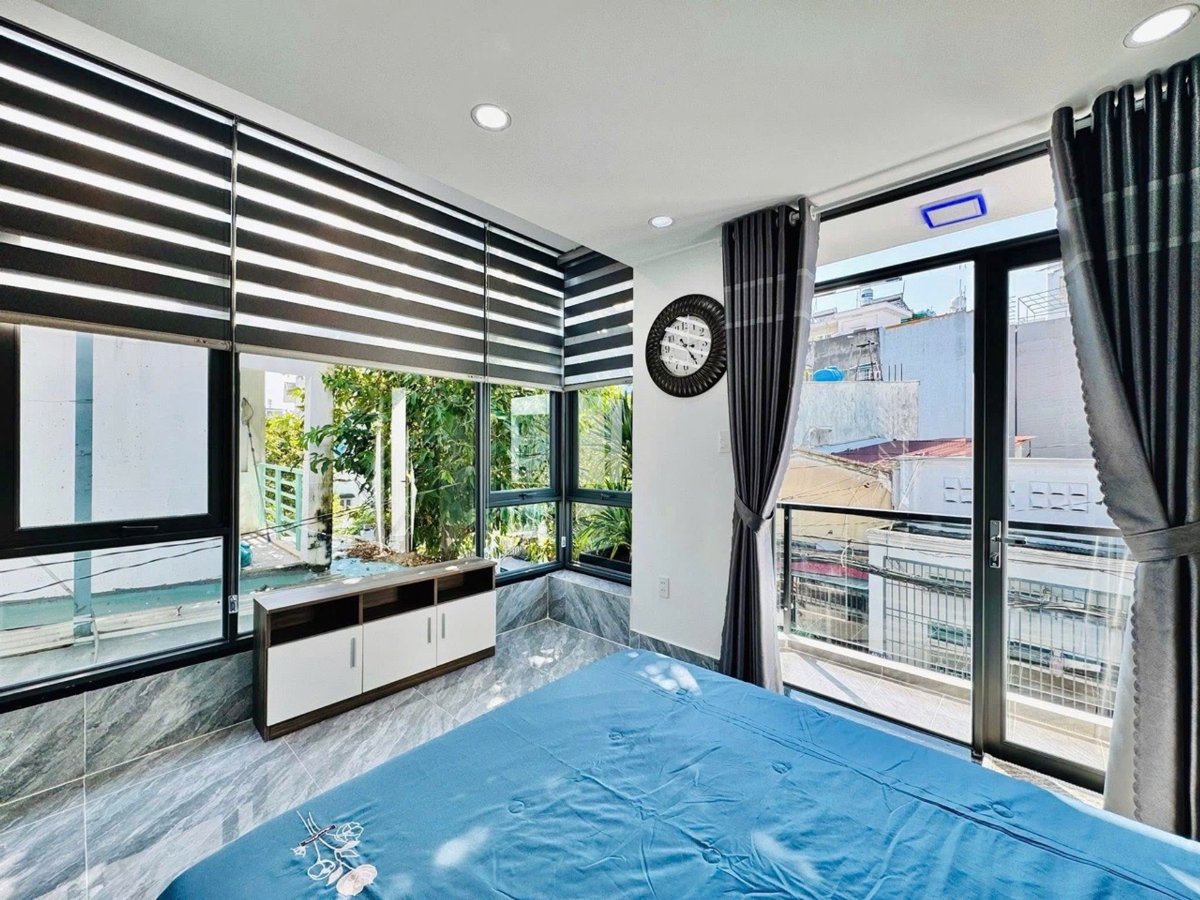A stunning 3-story home, fully furnished