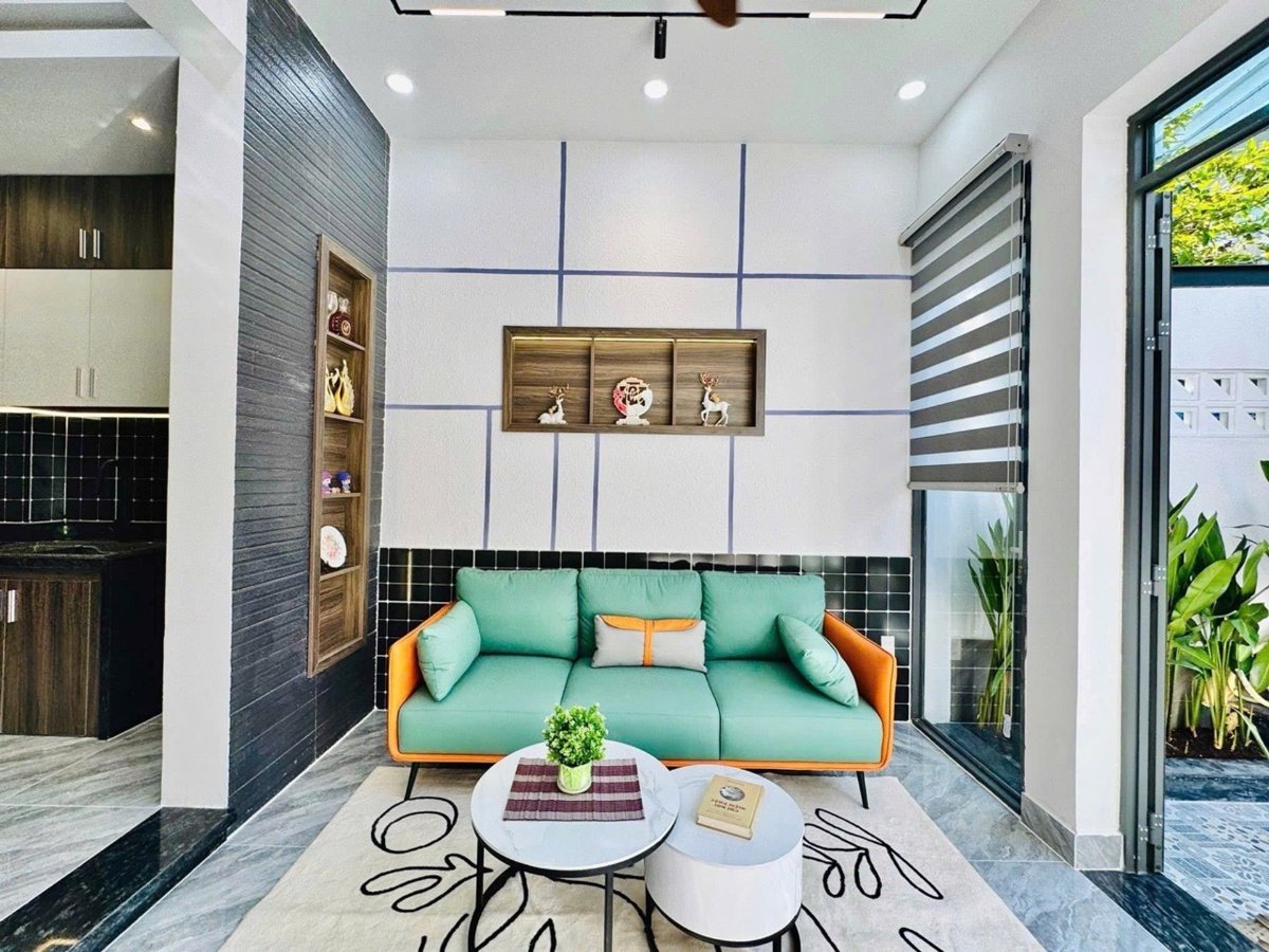 A stunning 3-story home, fully furnished