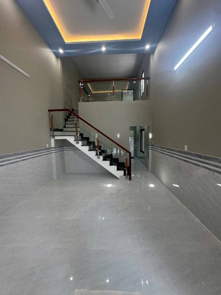 Nhà mới thơm mùi sơn — Nguyễn ảnh thủ .nguyễn thị năm