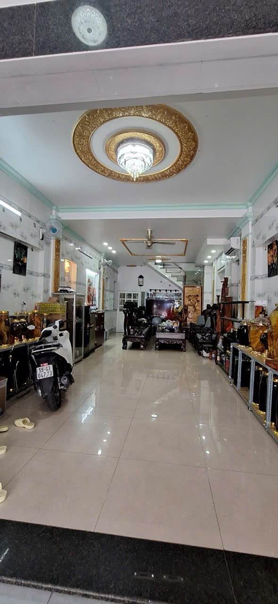 Nhà mặt tiền ch