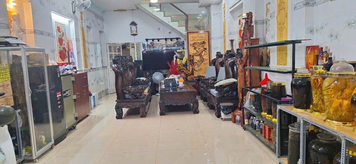 Nhà mặt tiền ch