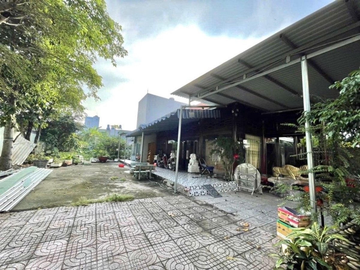 Buêtj thự vườn dt khủng