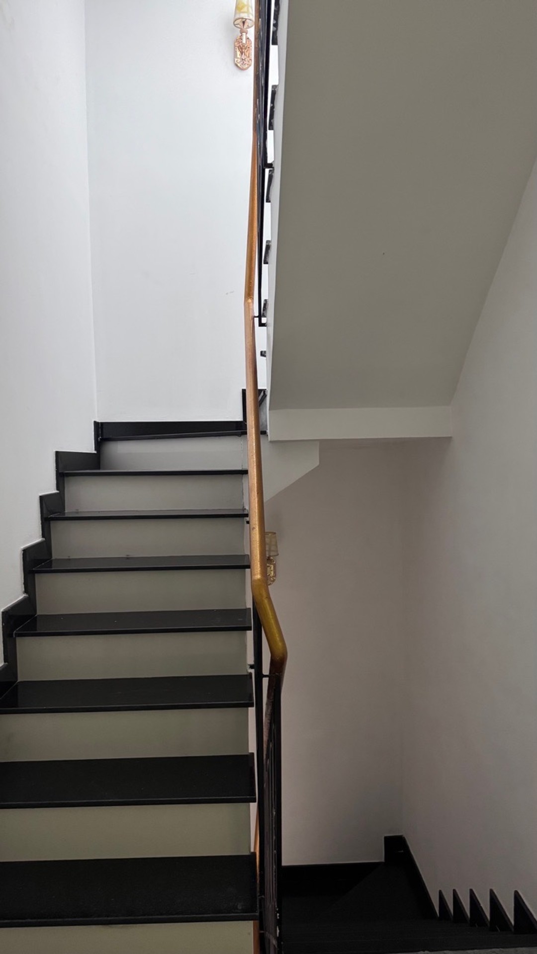 Nhà 4 tầng hẻm oto
